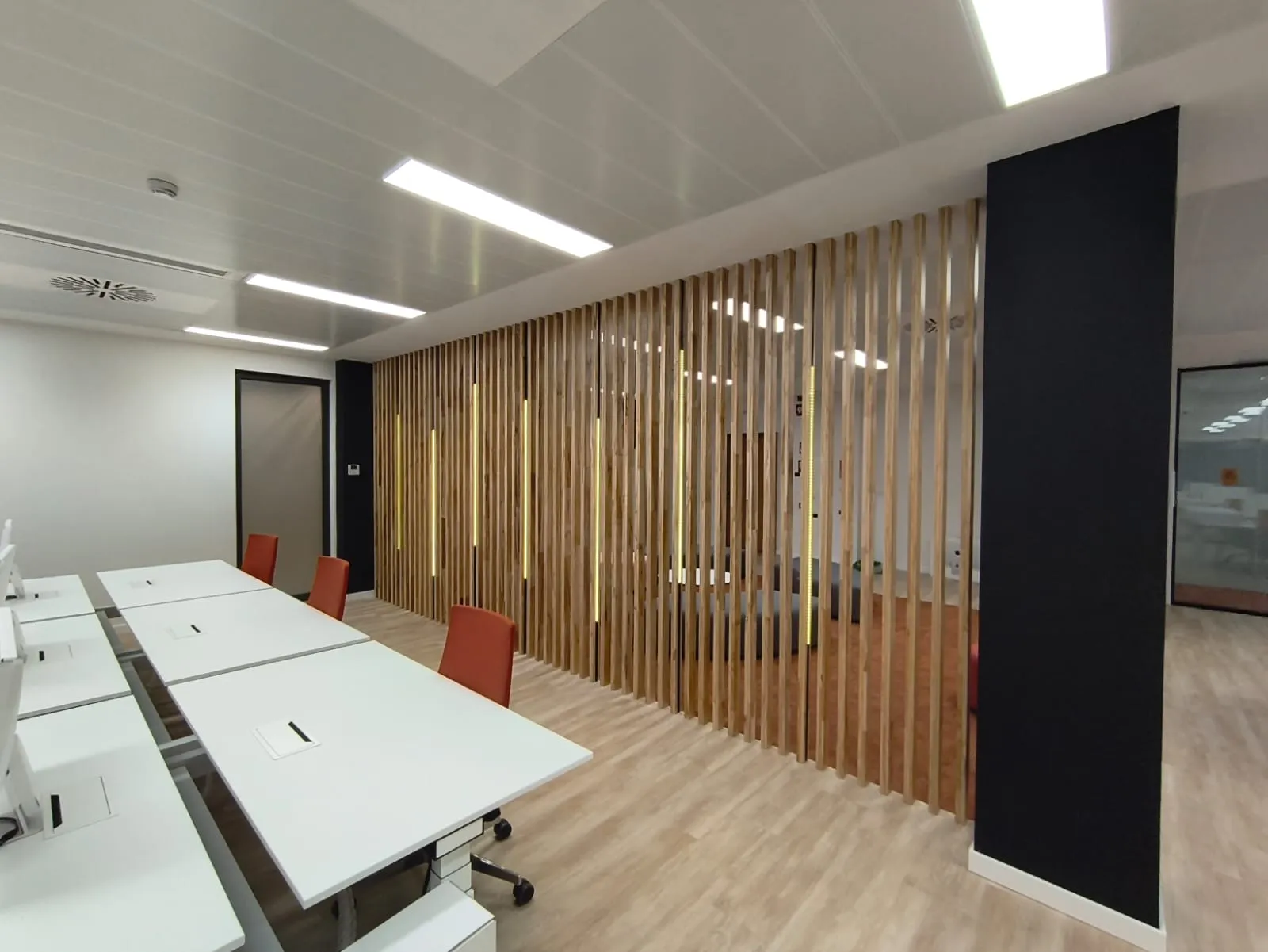 Celosía de lamas de madera barnizada en oficina, carpintería de interior