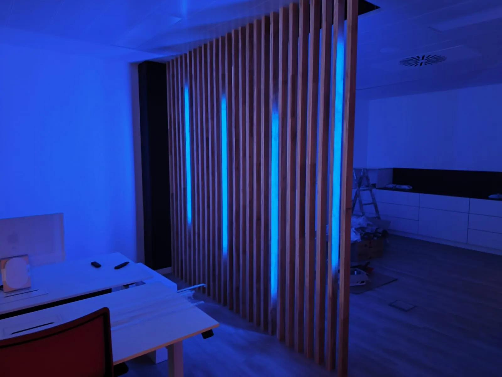 Detalle de los listones de madera barnizados de la celosía