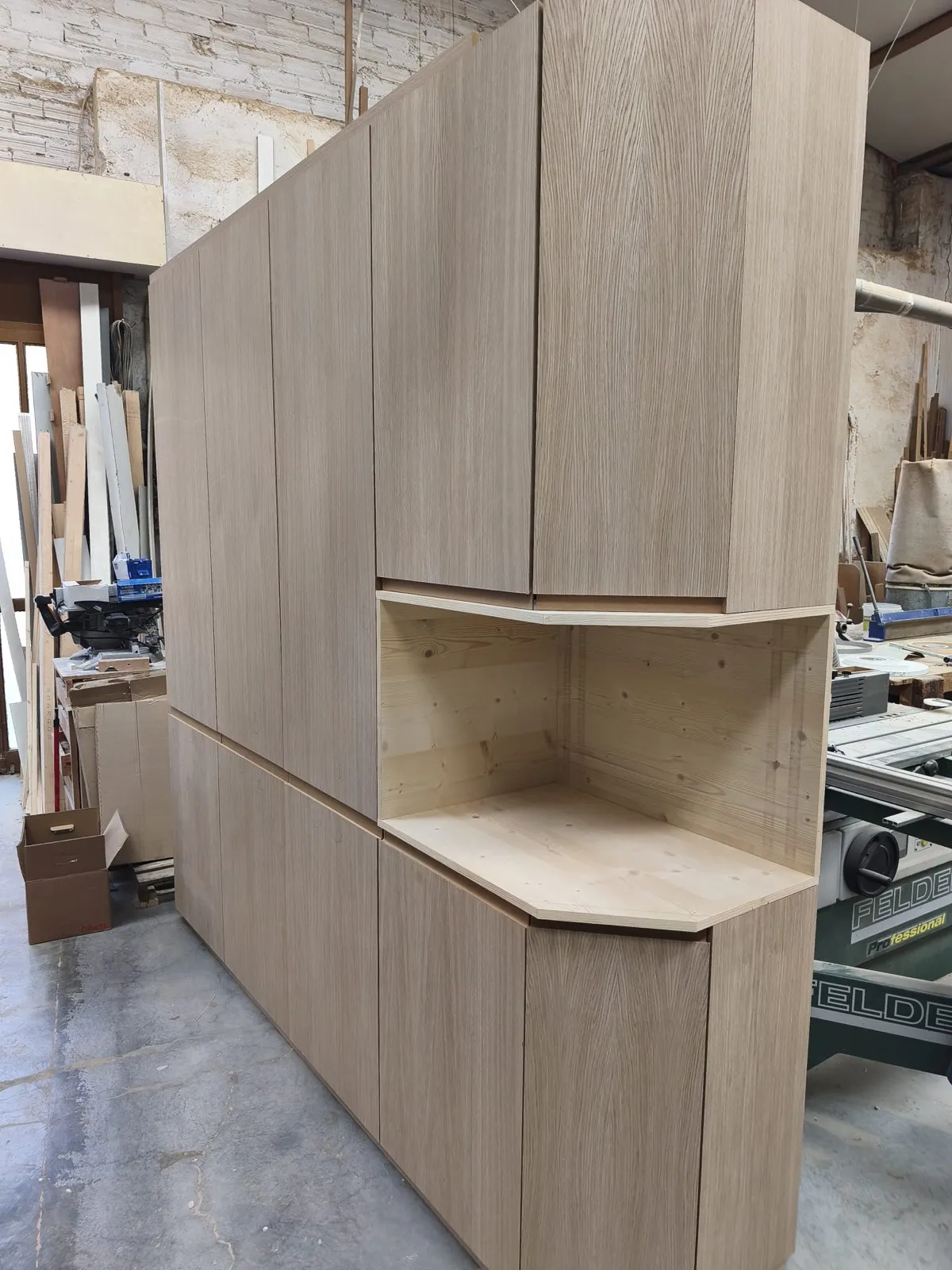Armario de madera sin acabar en el taller antes del lacado