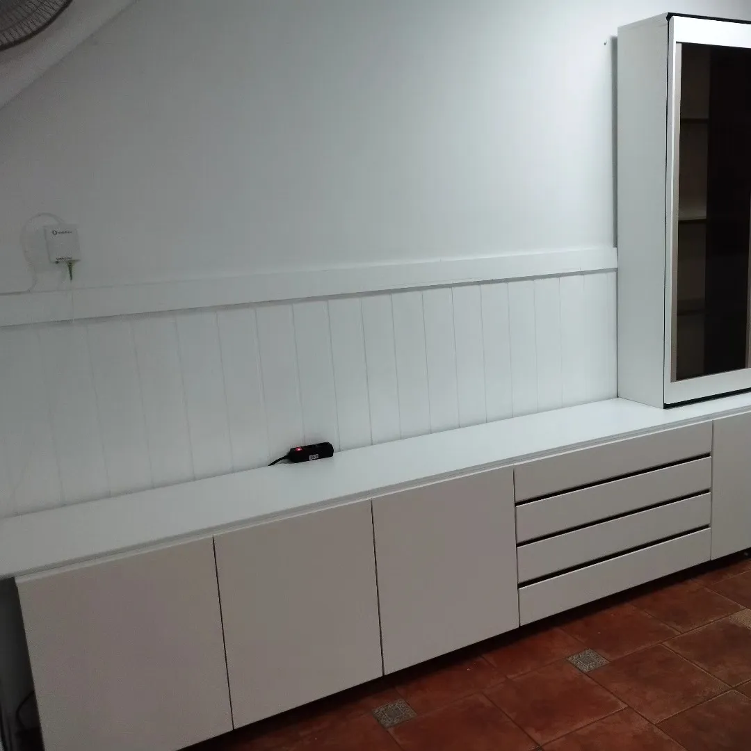 Mueble lacado en blanco mate, trabajo de carpintería interior