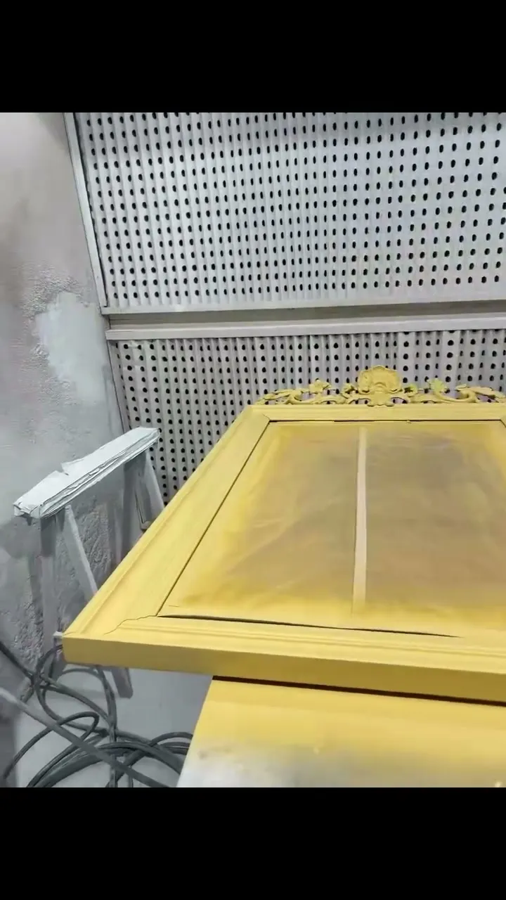 Aplicación de lacado amarillo a pistola en el taller de Rubí
