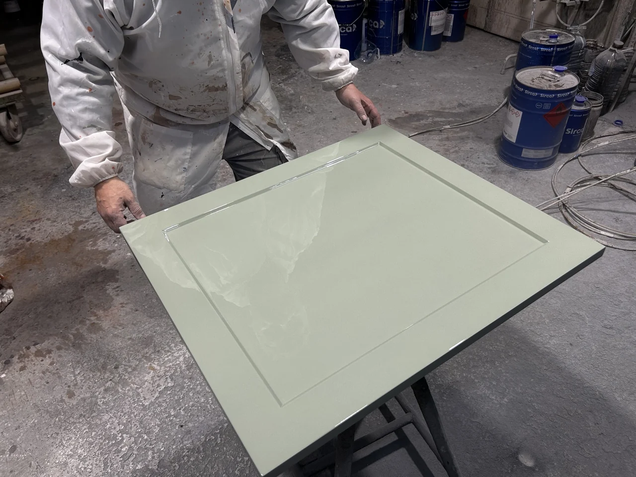 Puerta lacada en verde salvia con acabado brillo espejo, recién salida de cabina en Rubí