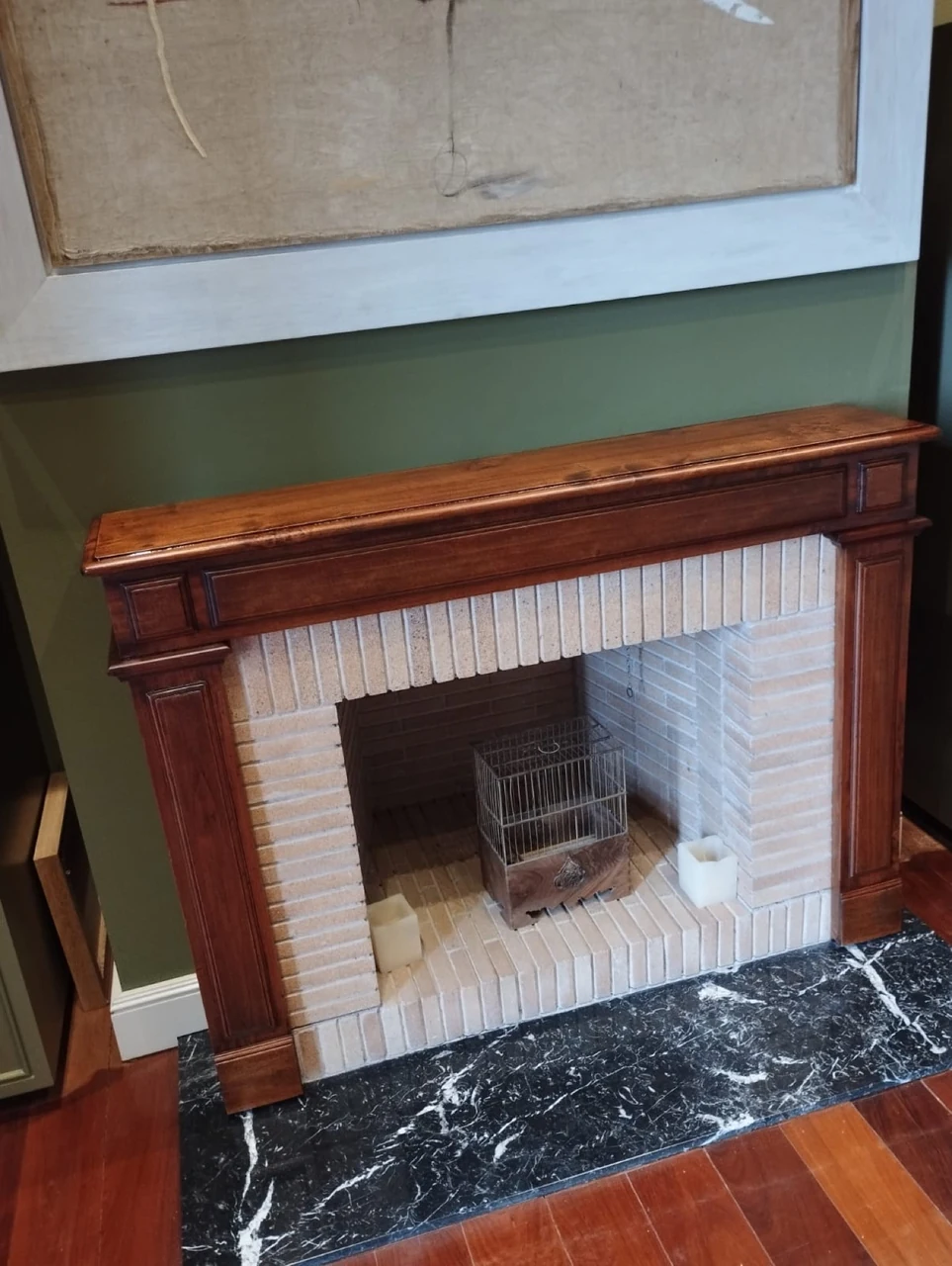 Marco de chimenea de madera restaurado y barnizado de nuevo