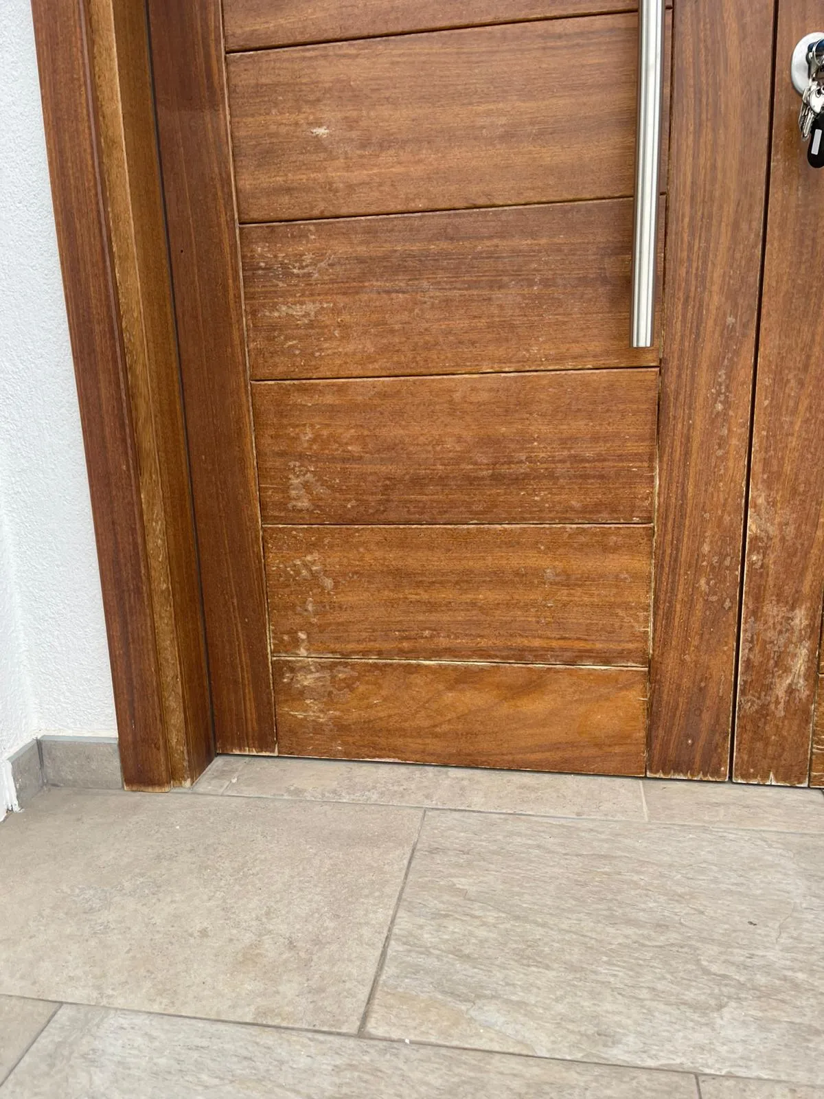 Marcas y pérdida de color en la madera antes de restaurar